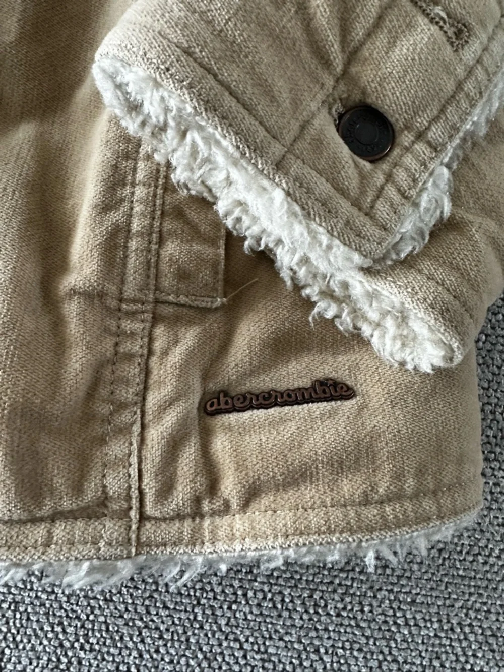 Y2K Abercrombie & Fitch Girls XL Button Down Faux Fur Jacket, (Fits like an XS) - Picture 4 of 8